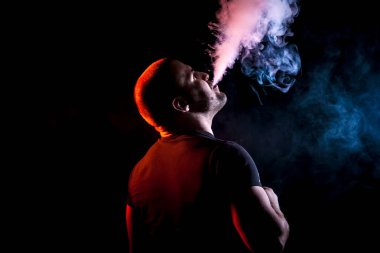 şık adam sigara içen