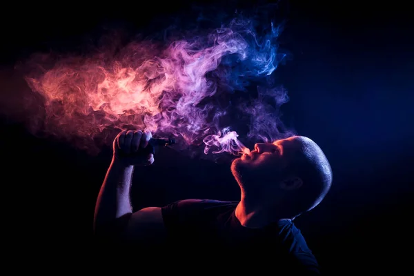 Moderní člověk kuřák — Stock fotografie