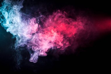 Mavi, pembe, kırmızı siyah yalıtılmış zemin kalın renkli duman. Arka plandan vape duman