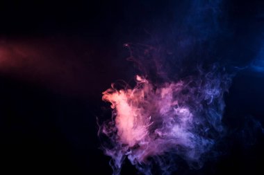Pembe arka plan ve mavi vape izole siyah duman