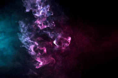 Kalın renkli duman, pembe, mor, mavi ve kırmızı bir siyah arka plan izole. Arka plandan vape duman