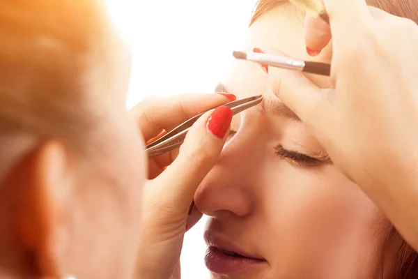 Maestro Maquillador Arrancando Con Pinzas Metal Cejas Joven Mujer Pelirroja — Foto de Stock