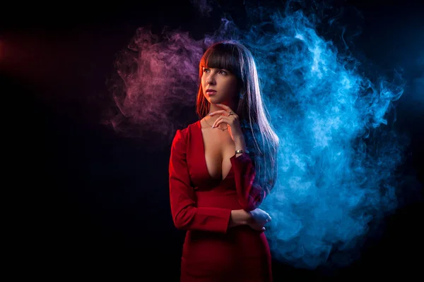 Mujer Joven Cabello Oscuro Con Vestido Rojo Posando Sobre Fondo —  Fotos de Stock