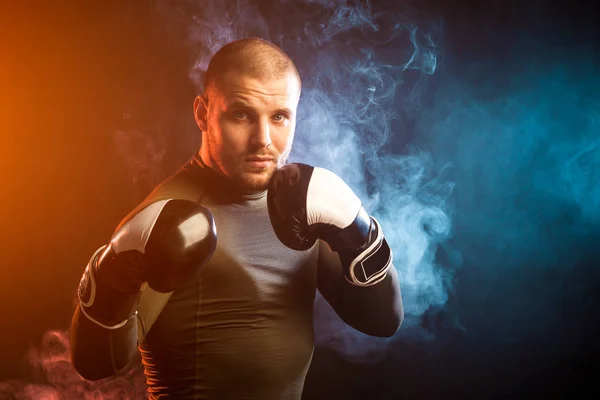 Atleta posando contra el humo — Foto de Stock