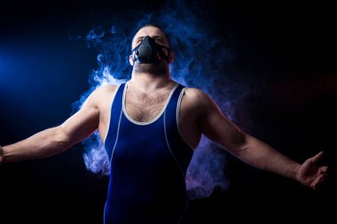 İzole siyahta poz eğitim maskeli adam