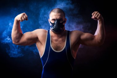 İzole siyahta poz eğitim maskeli adam