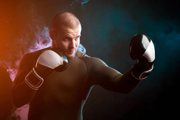 Boxeador hombre contra la nube de vapor — Foto de Stock