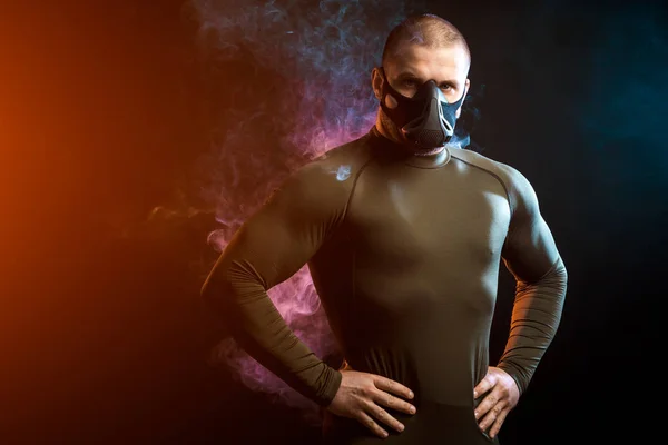Sport muž v masce výcviku proti vape cloud — Stock fotografie