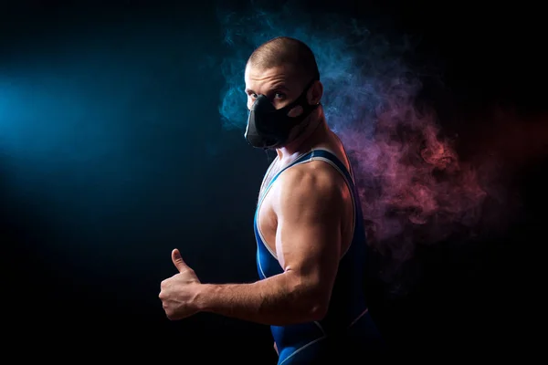 Sport muž v masce výcviku proti vape cloud — Stock fotografie
