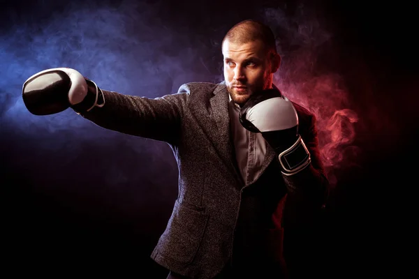 Podnikatel muž v šedém obleku a Boxerské rukavice — Stock fotografie