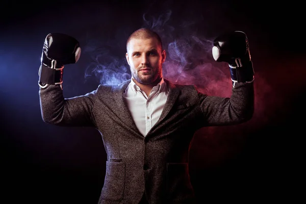 Hombre de negocios en traje gris y guantes de boxeo — Foto de Stock