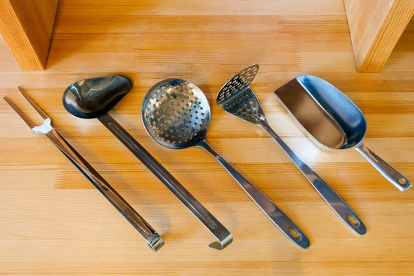 Красивые Новые Инструменты Приготовления Пищи Деревянном Столе — стоковое фото