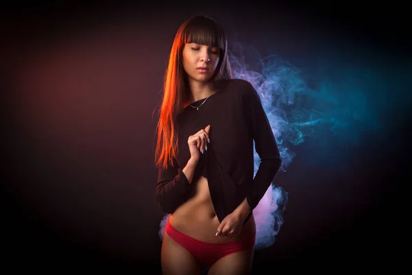 Hermosa Mujer Pelo Oscuro Suéter Negro Lencería Roja Posando Sobre — Foto de Stock