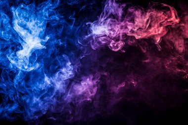 Kırmızı, kalın renkli duman siyah bir yalıtılmış zemin üzerine mavi. Arka plandan vape duman