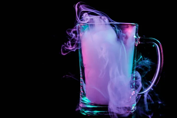 一个玻璃透明的啤酒玻璃 里面装满了蓝色 紫色的黑烟 并站在黑色隔离的背景上 — 图库照片
