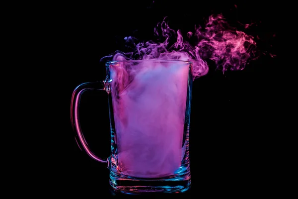 一个玻璃透明的啤酒玻璃 里面装满了蓝色 紫色的黑烟 并站在黑色隔离的背景上 — 图库照片