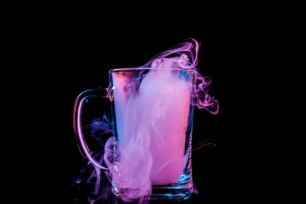 紫のワイプからウィッグで満たされたガラス透明なビール ガラスの喫煙し の分離の黒地の上に立つ — ストック写真