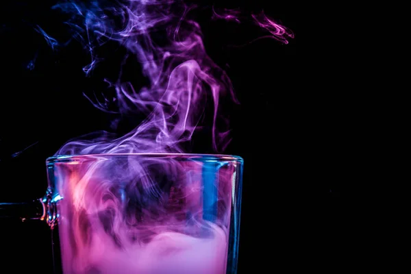 Zbliżenie Szkło Przejrzyste Piwo Wypełnione Perukę Niebieski Niebieski Fioletowy Dym — Zdjęcie stockowe