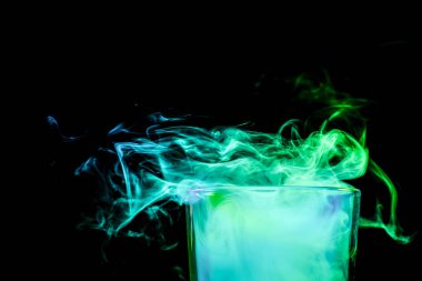 Peruk yeşil vape gelen dolu bir yakın çekim cam saydam cam içiyor ve siyah bir izole arka plan üzerinde duruyor. Yumuşak odak sigara için cam bongs.