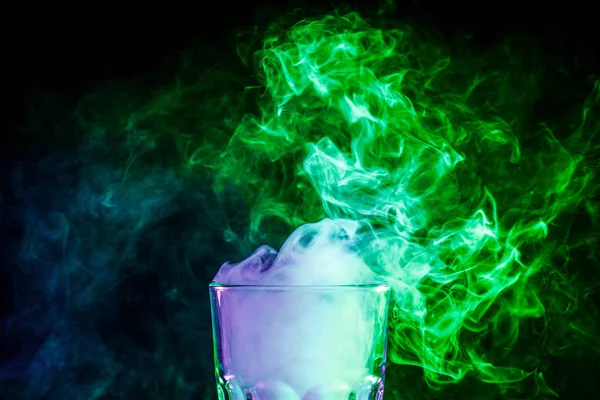 Een glas met kleurrijke rook — Stockfoto