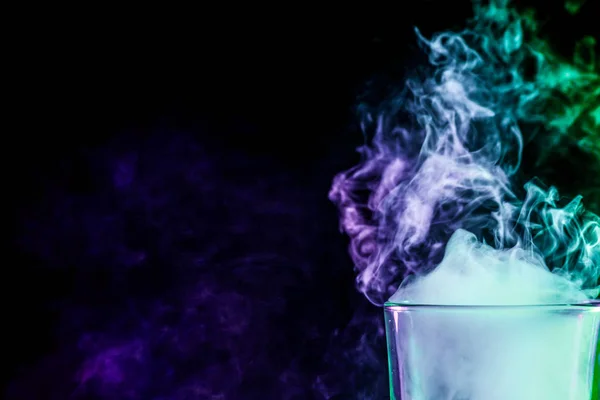 Een glas met kleurrijke rook — Stockfoto