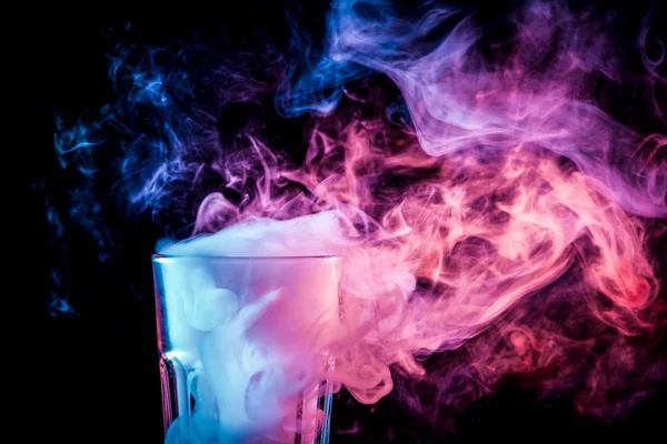 Un vaso con humo colorido —  Fotos de Stock