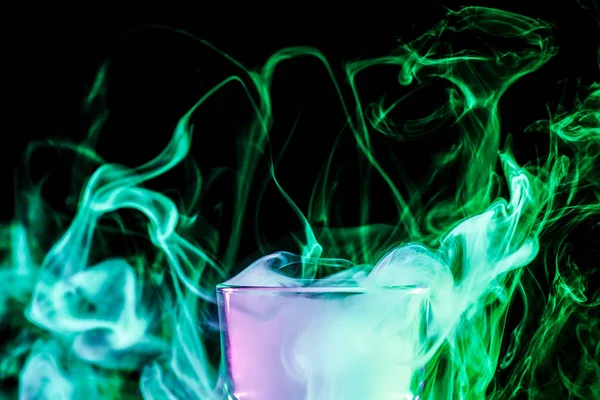 一个特写玻璃透明玻璃 充满了假发从绿色 Vape 吸烟和站在黑色孤立的背景 玻璃邦格斯吸烟软对焦 — 图库照片