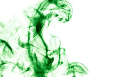 Beyaz izole zemin üzerine yeşil renklerin yoğun çok renkli duman. Arka planını duman vape