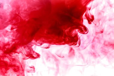 Kırmızı beyaz izole arka plan üzerinde renkli duman. Arka plandan vape duman