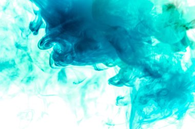 Mavi beyaz izole arka planda kalın renkli duman. Arka plandan vape duman