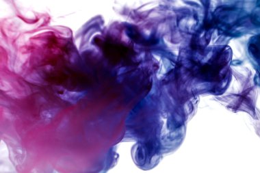 Beyaz izole zemin üzerinde mavi ve mor renklerin yoğun çok renkli duman. Arka planını duman vape