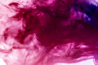 Mavi ve mor beyaz izole arka planda kalın renkli duman. Arka plandan vape duman