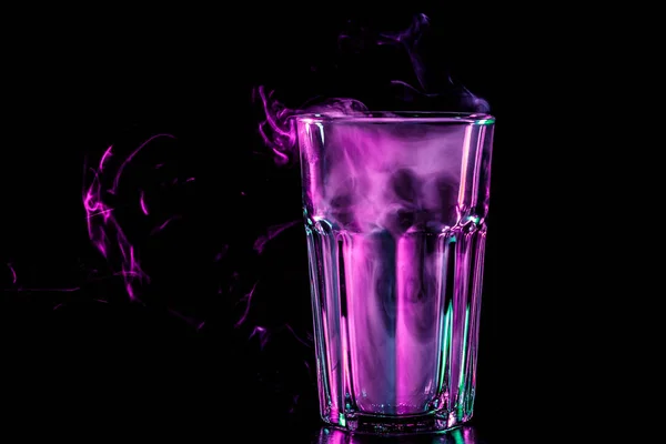 黑色隔离背景下的 Vape 新玻璃与软多色紫烟 — 图库照片