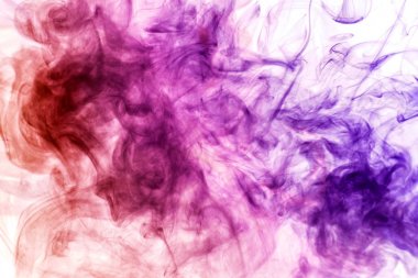 Beyaz izole zemin üzerinde mavi ve mor renklerin yoğun çok renkli duman. Arka planını duman vape