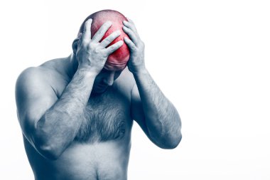 Baş ağrısı. Genç kel adam spor vücut uğrar ve bir beyaz izole arka plan üzerinde bir hasta kafa tutar. Baş ağrısı