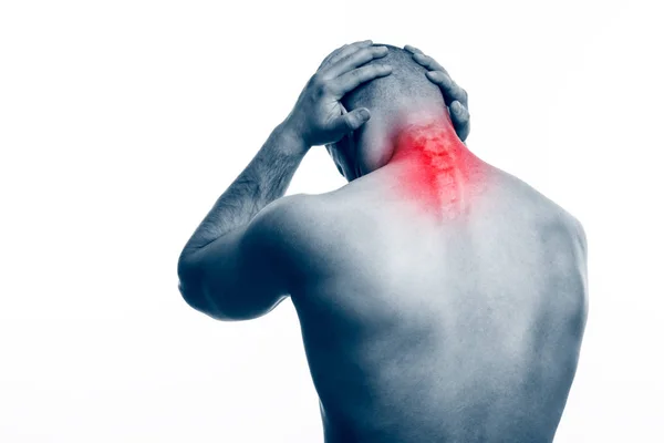 颈部疼痛 年轻的秃头男子运动体质在白色孤立的背景上持有一个病态的脖子 颈部骨折 — 图库照片