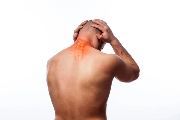 颈部疼痛 年轻的秃头男子运动体质在白色孤立的背景上持有一个病态的脖子 颈部骨折 — 图库照片