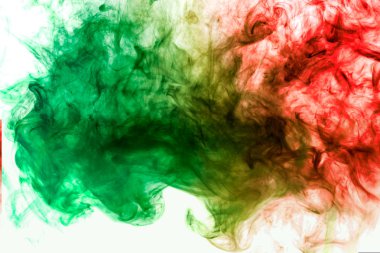 Yoğun çok renkli duman kırmızı, yeşil ve sarı renkler üzerinde beyaz bir arka plan izole. Arka planını duman vape