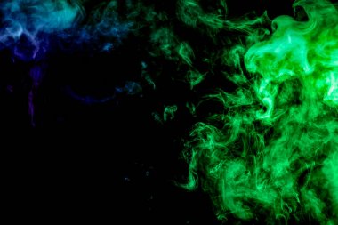 Siyah bir yalıtılmış zemin üzerine yeşil ve mavi renklerin yoğun çok renkli duman. Arka planını duman vape