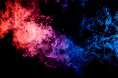 Yoğun çok renkli duman pembe, mavi ve mor renkler bir siyah arka plan izole. Arka planını duman vape