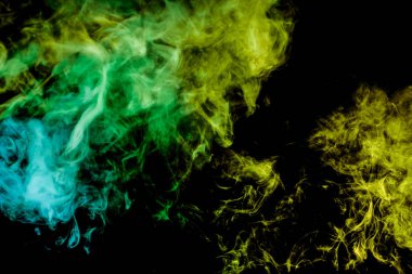 Siyah bir yalıtılmış zemin üzerine yeşil ve mavi renklerin yoğun çok renkli duman. Arka planını duman vape