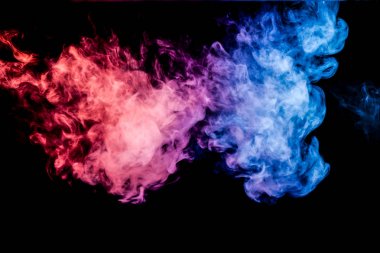 Kalın mavi ve kırmızı renkli siyah bir izole arka plan üzerinde duman. Arka plandan vape duman