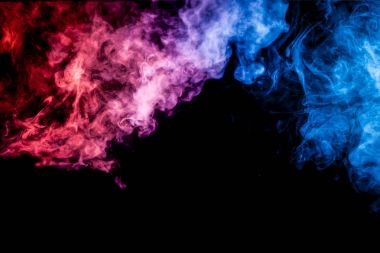 Kalın mavi ve pembe renkli siyah bir izole arka plan üzerinde duman. Arka plandan vape duman