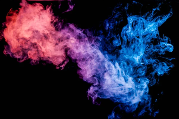 厚粉色和蓝色的彩色烟雾在黑色孤立的背景 背景从 Vape 的烟雾 — 图库照片