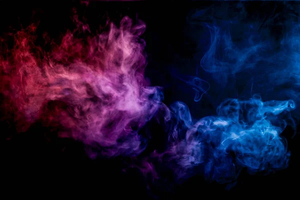 Siyah bir yalıtılmış zemin üzerine pembe ve mavi renklerin yoğun çok renkli duman. Arka planını duman vape