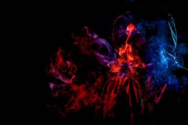 Siyah Başlıklı Genç Bir Adam Sigara Içiyor Renkli Mavi Kırmızı — Stok fotoğraf