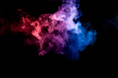 Yoğun çok renkli duman mavi, kırmızı, pembe renkleri bir siyah arka plan izole. Arka planını duman vape