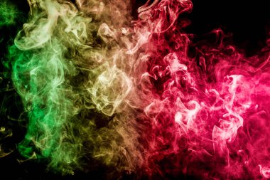 kırmızı, sarı ve yeşil bulut duman siyah arka plan izole. Arka plandan vape duman