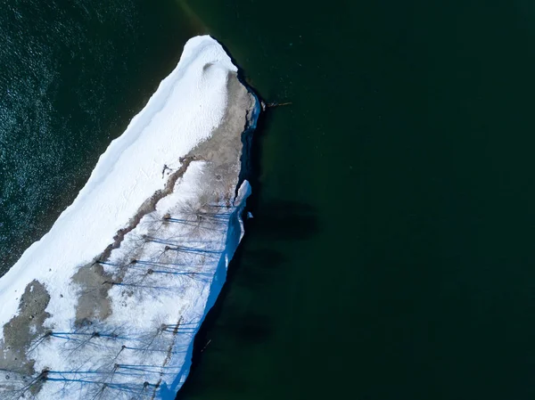 Paesaggio Una Piccola Isola Coperta Alberi Neve Intorno Mare Blu — Foto Stock