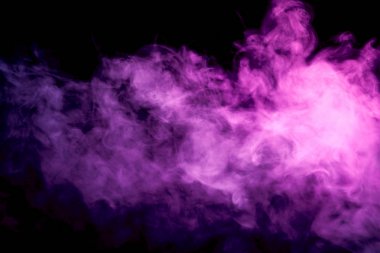 Pembe bulut duman siyah arka plan izole. Arka plandan vape duman